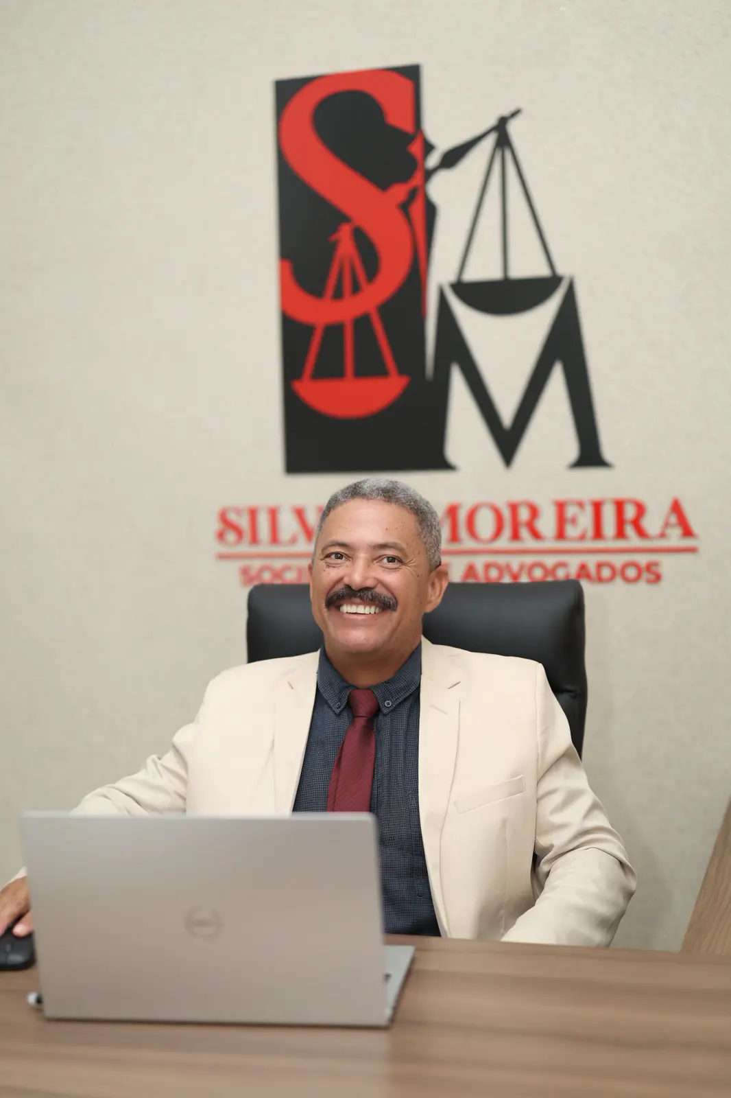 Dr. Edinei Silva Souza no escritório