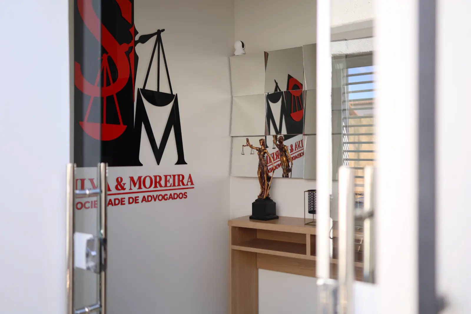 Portas do escritório abertas, dando acesso à recepção