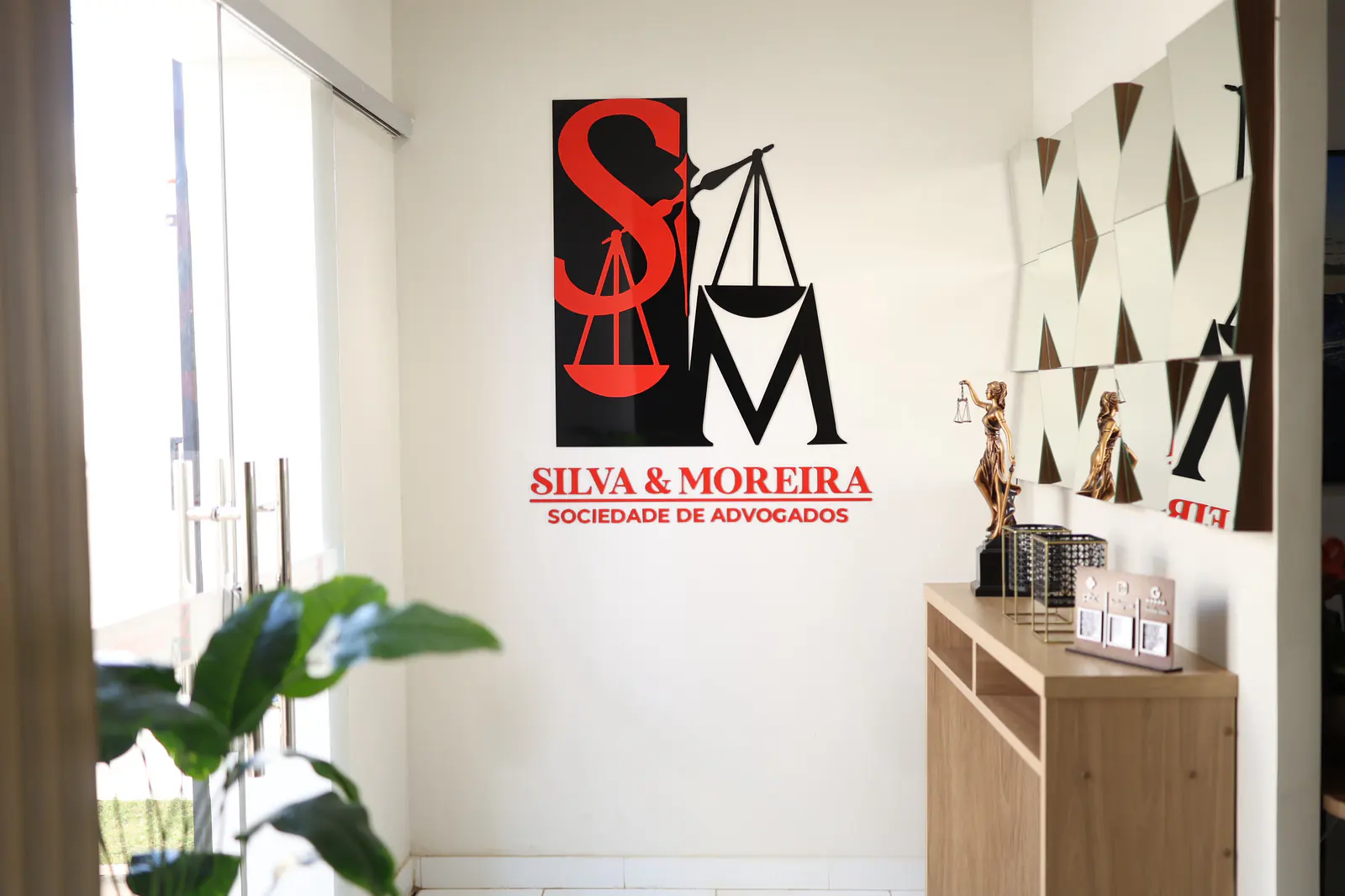 Recepção do Silva & Moreira, com a logo na parede